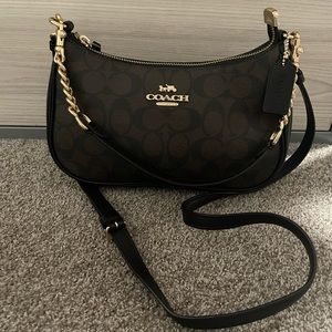 Coach Teri shoulder bag in Signature Canvas. Color: Gold/Brown Bag